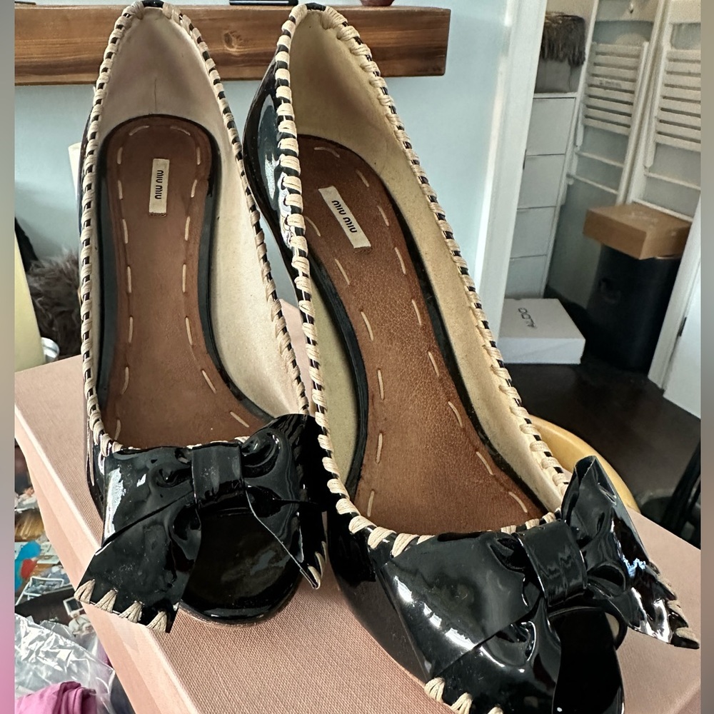 Miu Miu Black & Beige Patent Pumps w/Bow